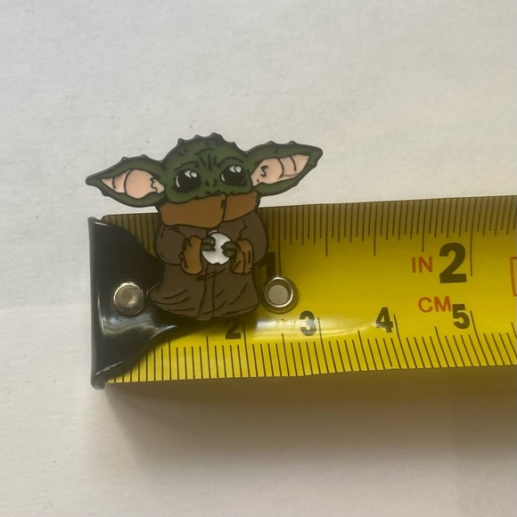 Yoda Alien Enamel Pin New Collectible Star Wars Mandalorian Keepsake Metal Badge - Picture 4 of 9